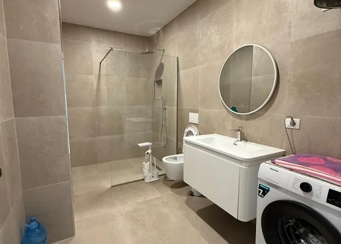 Radhime Luxury Sleeps 5 * Orikum